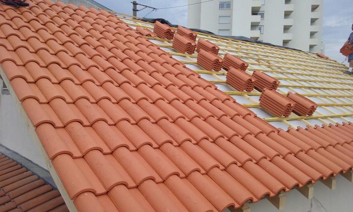 Au service des particuliers et des professionnels à Arcachon, nous identifions tout signe de détérioration sur le toit et planifions les travaux de rénovation adéquats.